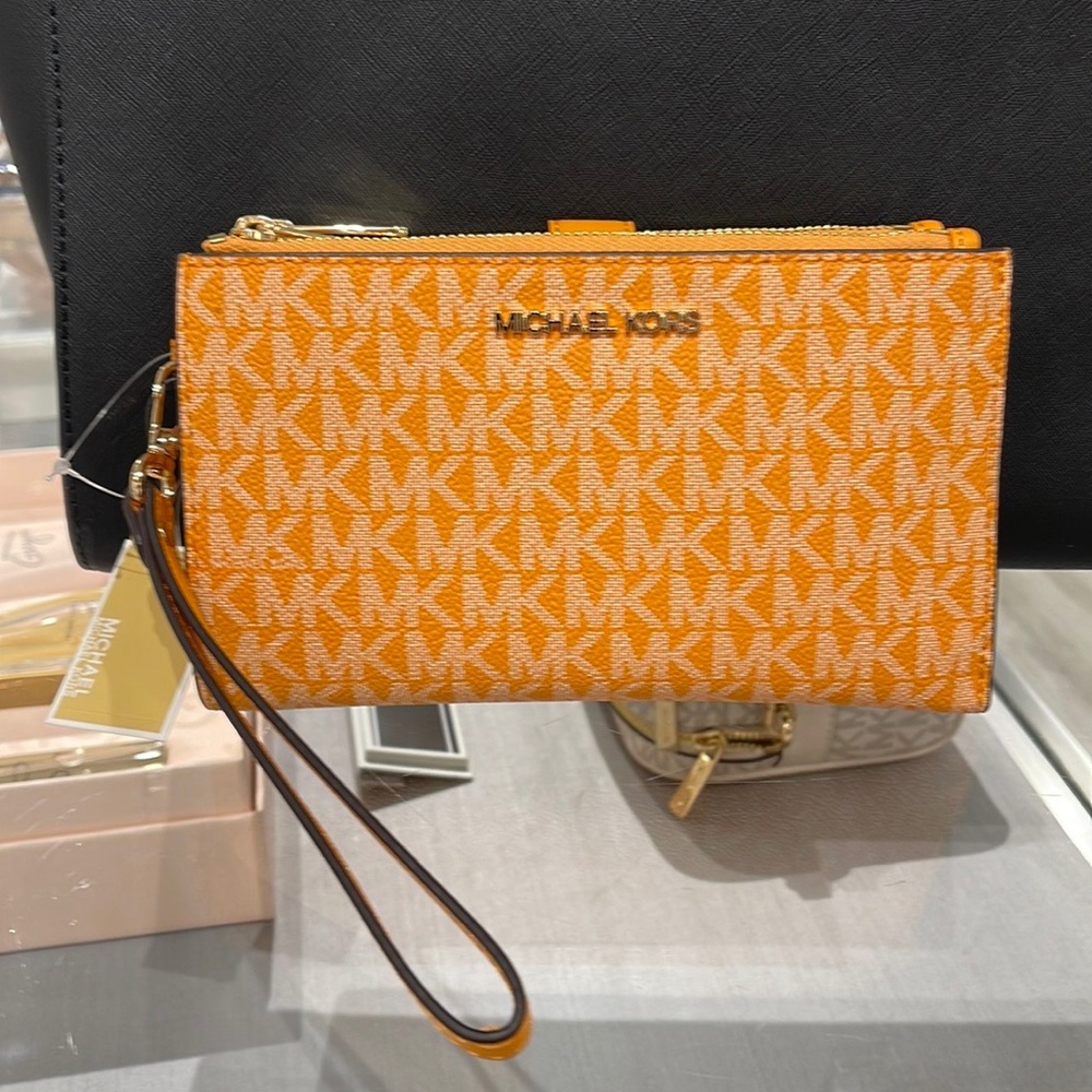 MICHAEL KORS LARGE DOUBLE ZIP WRISTLET 
Honeycomb